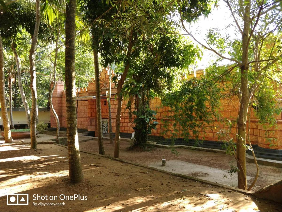 Kalpadiyil Hotel Balarampuram Екстериор снимка